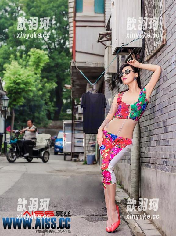 这个夏天，爱丝为你奉上的沙滩女神写真，心机满满