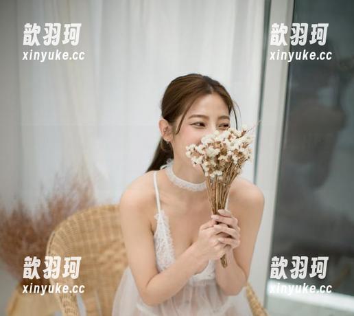 原图传达的信息：G.su(全智秀)乘坐LEEHEEEXPRESS，目的地就是快乐！