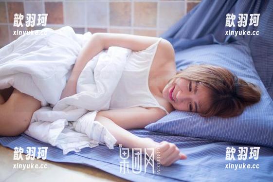 GIRLT果团网 - 莫雅琪的连衣裙在原图里简直时空交错，套图的意义又难道不是个谜？