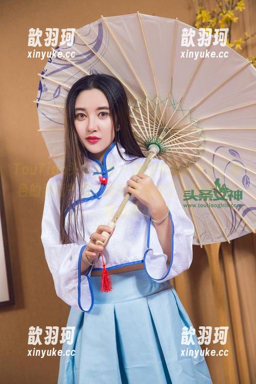 TouTiao头条女神 - 原图中的小晴子，粉色的梦幻气息，我突然想起了小时候的巧克力糖。