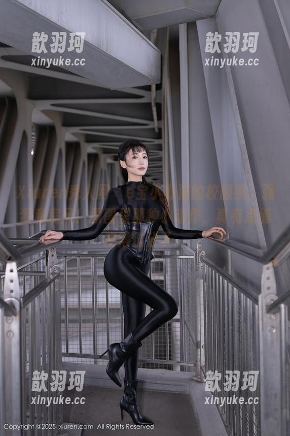 Xiuren秀人网 - e宝小野猫的校服照，强烈私房风！原图里那种小动作，真有点俏皮得过分了。