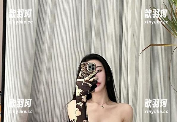 微密圈 - 翻看不爱笑的赛琳的嘉宾帖，私房美图里藏了多少种姿态，足以让我在脑海里漫游一整天。