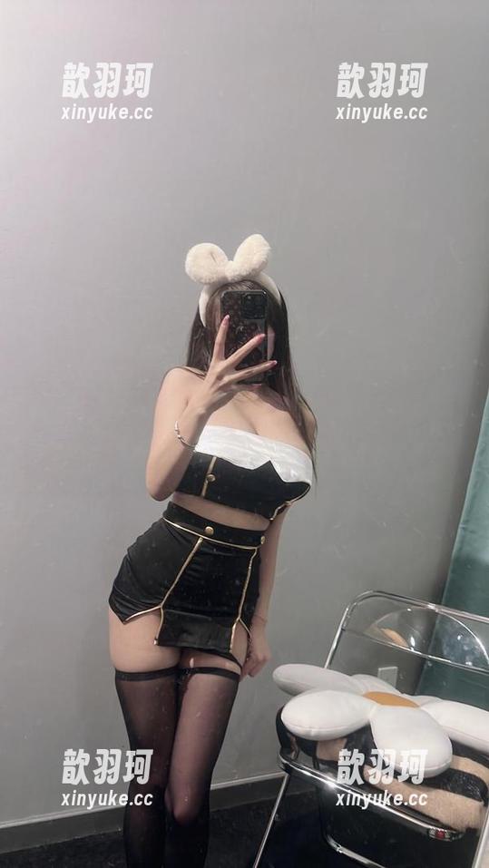 微密圈 - 欢迎进入兔宝妮to的免费格子女仆装套图，准备好被微微的叛逆感吸引了吗？