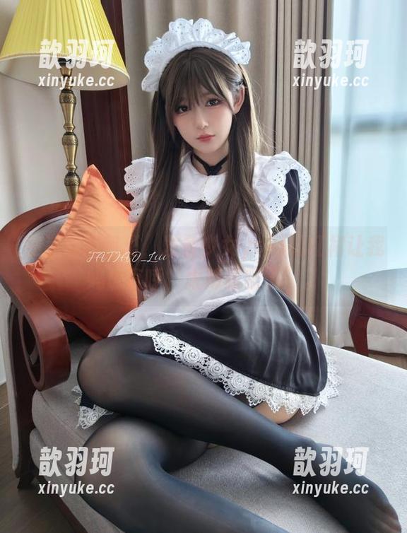 在私房图包里，发条少女yoki的红裙让我妈也直呼“太辣眼睛了”。