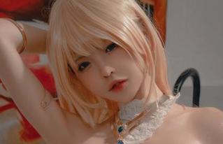 对于可可老师最新的“入浴巫女”写真，我只有一个疑问：浴缸里还有谁？