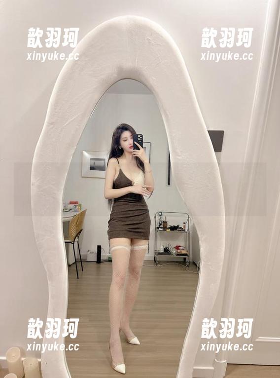 微密圈 - 制服这样穿，周妍希教你如何在高清照片中脱颖而出！