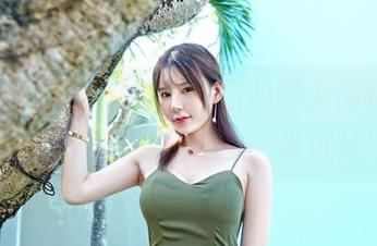 嗲囡囡 – yumi黄奕清职业装大揭晓，私拍里的美图真是别有一番风味！