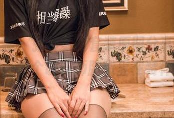 头条女神 – 张梓柔的套装原图分享，真心想问，那个设计师脑袋里在装什么？