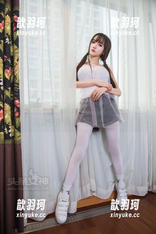 头条女神 - 火儿的最新裤里丝合集，轻松玩转些微俏皮与优雅的风。
