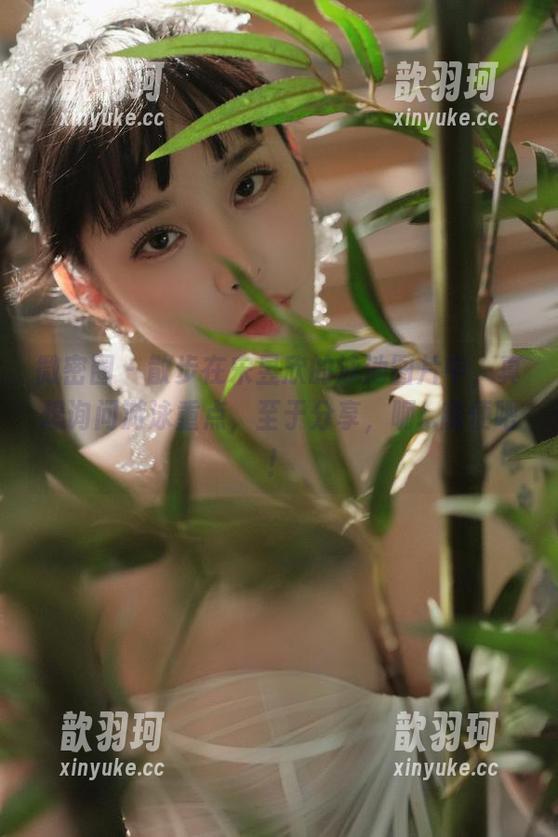 宋昱欣 微密圈 - 散步在宋昱欣的泳池图片中,真想询问游泳重点,至于分享,呃...随便吧!