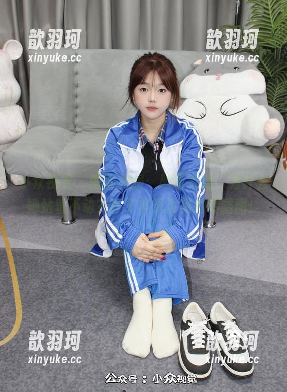小众视觉-圆圆 小众视觉 - 圆圆和服:原图更新,为什么她站着不动?等了半天没见她转圈圈!