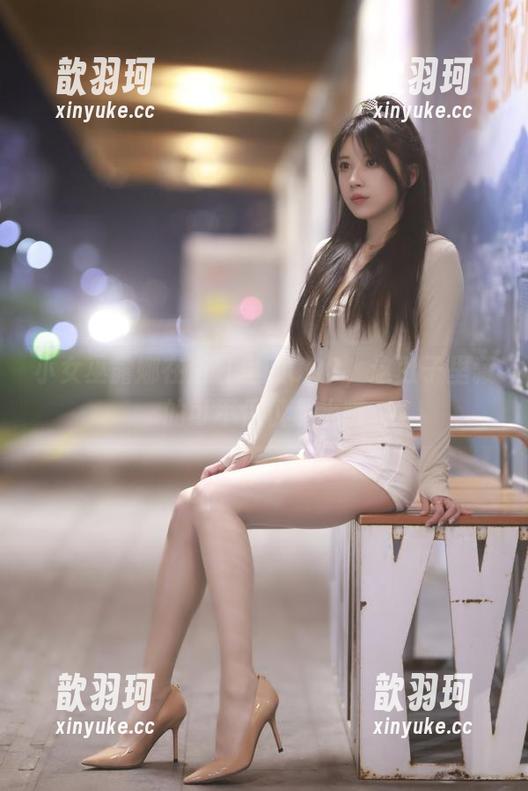 小女巫露娜 小女巫露娜在浴缸里的COS,这肚子里藏的可不仅仅是水哦