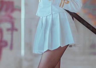 银发与蓝色裙子怎么搭？小野妹子w的《Lovelive南小鸟》图片更新告诉你答案。