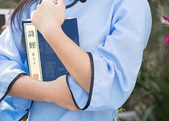 尤果网 – 周心情的裸足写真集，光脚的午后，泛着一丝懒散的气息。
