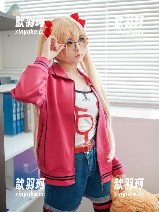 免费图集邀请函：跟随幼水铃衣，进入初音未来的兔子洞，可能会撞见什么奇趣？