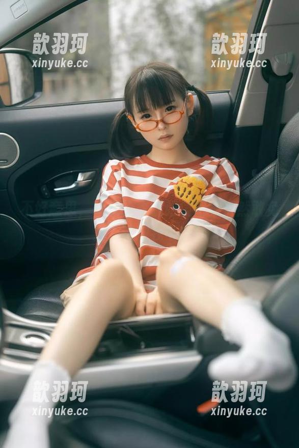 不好意思，幼水铃衣的眼镜图集居然敢免费，这波我可以！