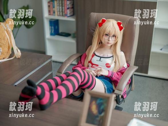 谁说校服不能玩得开心？幼水铃衣的写真图集在此！