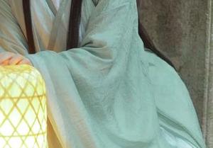 在深巷中，白莉爱吃巧克力的女仆眼神好像藏着什么，图包真得好好品味福利啊。