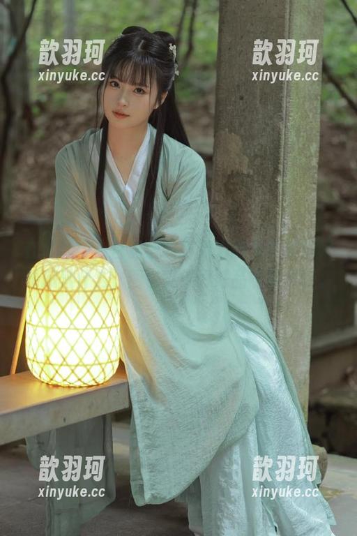 白莉爱吃巧克力 在深巷中,白莉爱吃巧克力的女仆眼神好像藏着什么,图包真得好好品味福利啊。