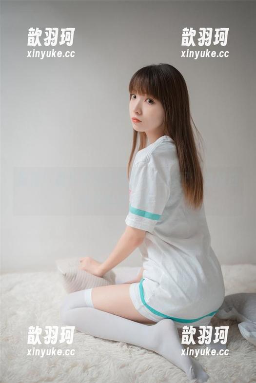 最新！祖木子游泳时的白丝搭配，谁说白丝只能在地面上？