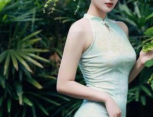 秀人网 – Elise谭晓彤的泳装图片更新，水面上闪烁着小心思