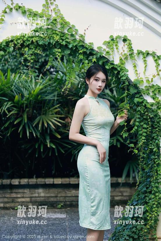 秀人网 - Elise谭晓彤的泳装图片更新，水面上闪烁着小心思