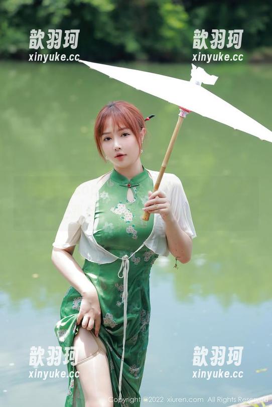 秀人网 - sophie余冰的双人图集又更新喽，反正我只关注被夹在中间的那一位！