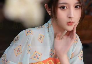 秀人网 – 私房里的安然，黑白原图像是晨雾中的一缕低语。