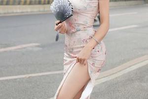 秀人网 – 徐微微mia的泳池作品，水里泡着的是一种无形的闲适，让人想一直沉浸其中。