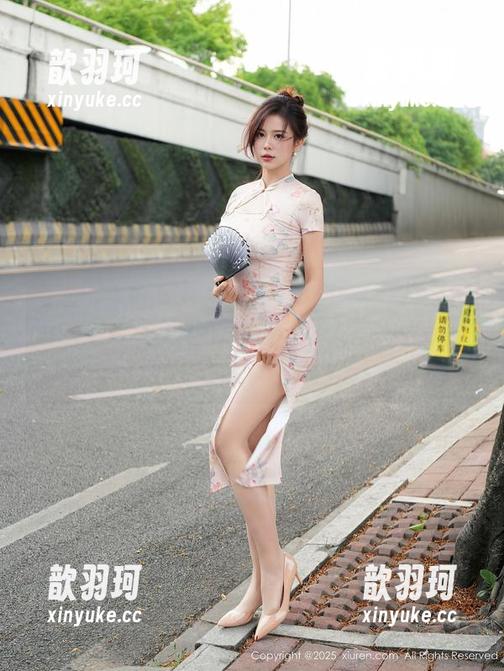 秀人网-徐微微mia 秀人网 - 徐微微mia的泳池作品,水里泡着的是一种无形的闲适,让人想一直沉浸其中。