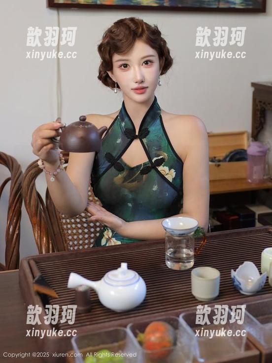 秀人网-软软爱吃肉 秀人网 - 职业装写真之软软爱吃肉的‘正经’面貌——你会相信这有人在上班吗?赶紧拿壁纸!