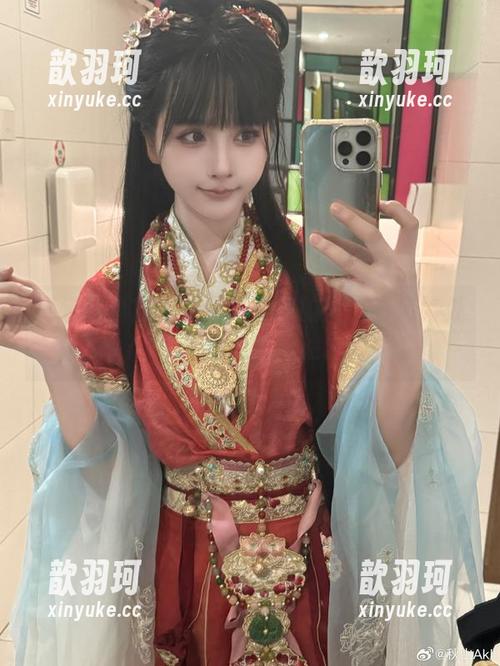 高清写真揭晓：秋山AkI的美脚有何妙处，谁能接住我的脸红？