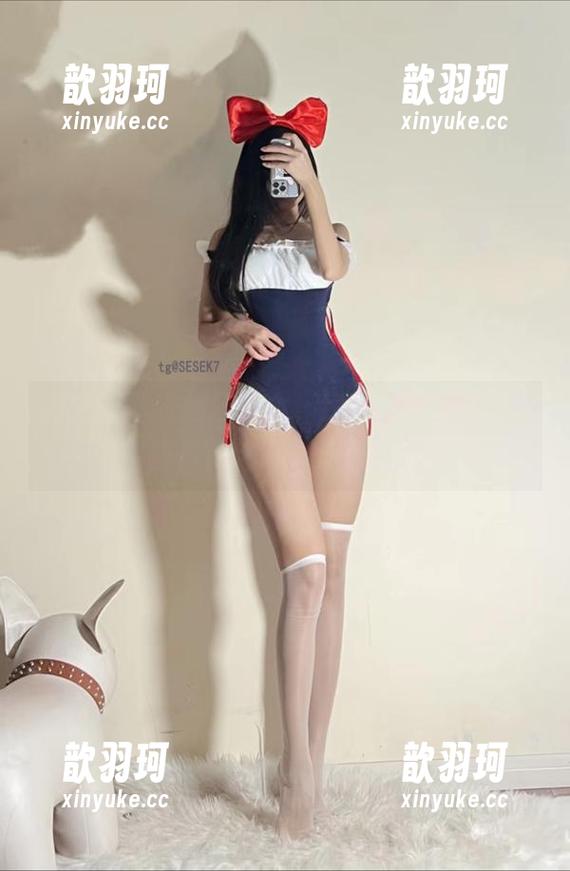 纪念小小v 微密圈 - 在线研究中,纪念小小v的竖纹吊带图片到底藏着什么奥秘呢?