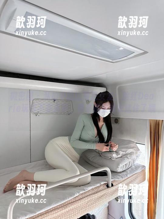 微密圈 - 私拍中的比基尼女友：脸红Dearie玩得不亦乐乎，看来是被泳衣迷住了哦！