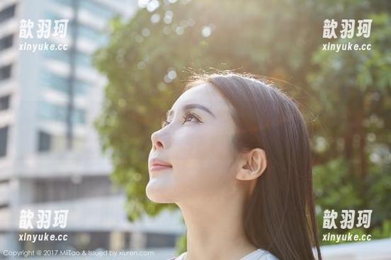 蜜桃社 - 露西Lucy的私房写真里，那美腿明显是自带滤镜，结果我连提升学摄影的决心都升华了。