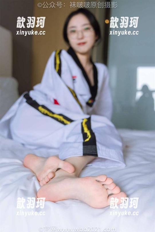 袜啵啵-瑶瑶 袜啵啵 - 瑶瑶的比基尼写真集:这些原图是不是该被抓去当壁纸?