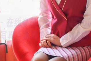 青豆客 – 在线奇遇：岑苑之barbiebaby泳池写真，水是冷的，但她的眼神热