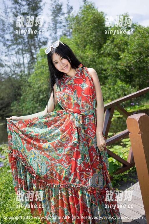 青豆客 - 女神赵伊彤，原图里的气场让我默默想：我又要学习穿衣技巧了。