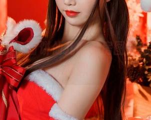 在泳池里，面饼仙儿的私房图包就是深水炸弹
