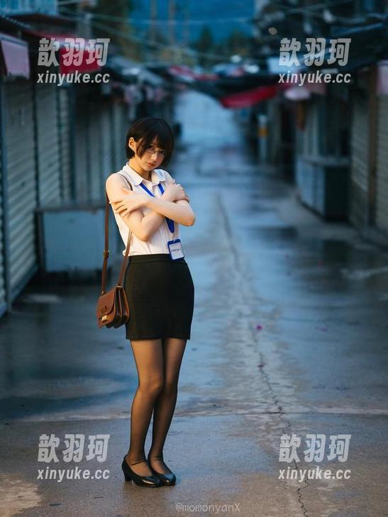 魔物喵nigisa的比基尼私拍聚焦于...呃，水边吧，私心说一下，我其实更关注的是那个沙滩的木椅。