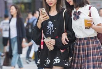 魔镜街拍：长腿皮裙美女，想问她的皮裙和她的腿，是互相吸引的吗？