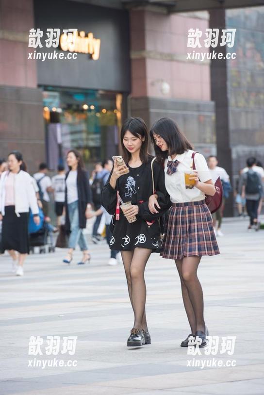 魔镜街拍 魔镜街拍:长腿皮裙美女,想问她的皮裙和她的腿,是互相吸引的吗?