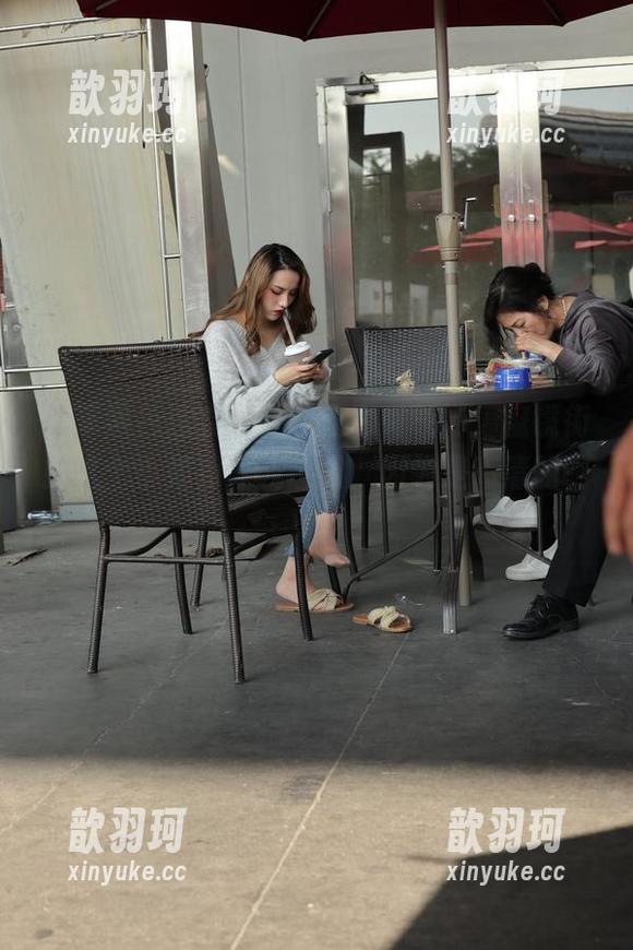 原来黑色连衣裙可以这么有气场，魔镜街拍这个小姐姐让我感叹，因为是高清的啊！