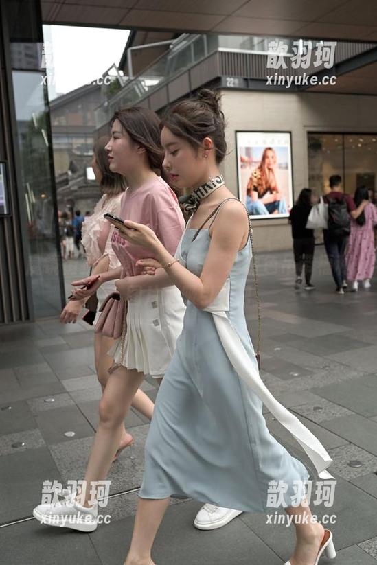魔镜街拍：琶醍轻轨上，这白色吊带福利图片太吸引了吧