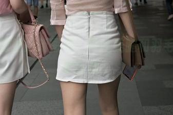 魔镜街拍更新图集：肉丝美腿和羽毛球，谁会赢？